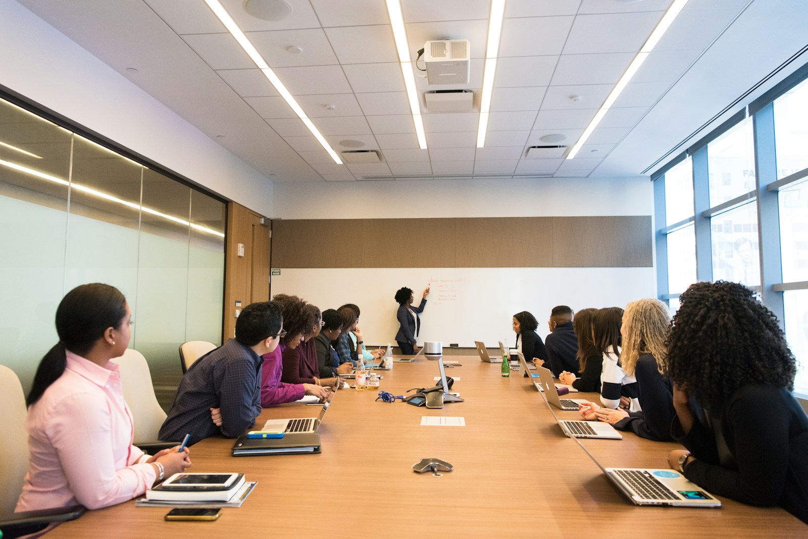 Profissionais reunidos em uma conversa de liderança